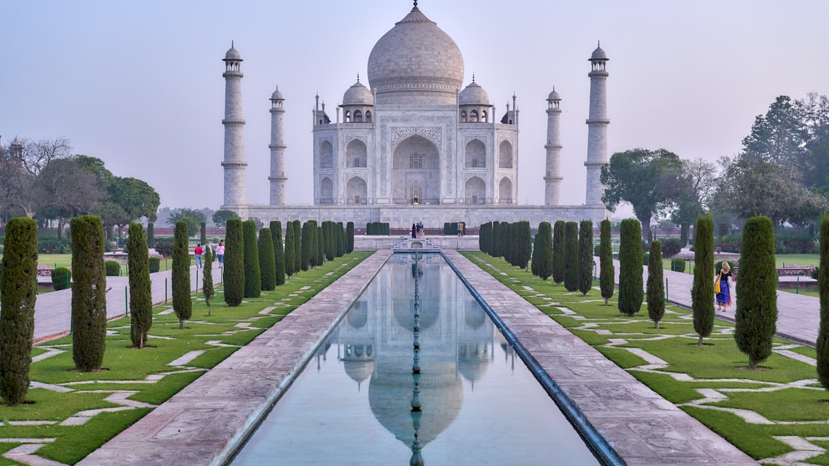 भारतीय भाषाओं की एआई जंग: सर्वम और कृत्रिम जीत रहे घर में, पर ग्लोबल बेंचमार्क पर सच्चाई क्या है?